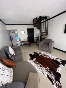 圣玛丽Ocho Rios Oasis的带沙发和螺旋楼梯的客厅