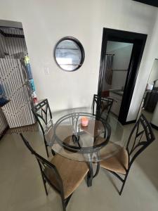 圣玛丽Ocho Rios Oasis的一张玻璃桌,配有四把椅子和镜子
