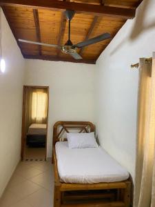 圣赫罗尼莫Finca en San Jerónimo, todas las comodidades的客房设有一张床和一个吊扇。