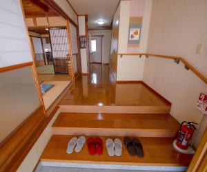 Ōbe忠大　的地板上放着一双鞋的房间