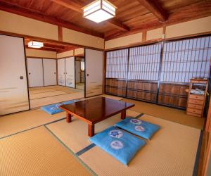 Ōbe忠大　的大房间,配有一张桌子和两张蓝色垫子
