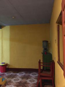 圣胡安拉拉古纳Hostal Candelaria的一间设有椅子和黄色墙壁的房间