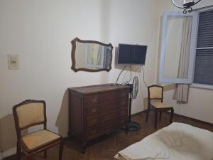 派桑杜Casona Harguindeguy的一间卧室配有梳妆台、两把椅子和镜子