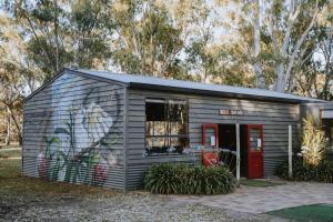 Dadswells BridgeTiny House 20 at Grampians Edge的一个小棚子,旁边有一幅画