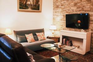 蒂耶里堡L'Alouette - Appartement 60m2 PMR的带沙发和电视的客厅
