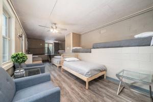 温泉城Lake Livin'的一间客房配有两张床和一张沙发
