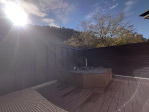 大洲Hotel Forest的浴室配有带阳光的浴缸。