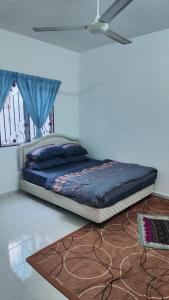 加影Eing's Homestay - Muslim And Mahram Only的卧室地板上的一张床