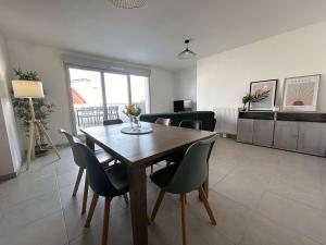 拉罗谢尔Appartement La Rochelle, 4 pièces, 8 personnes - FR-1-246-698的客厅配有木桌和椅子