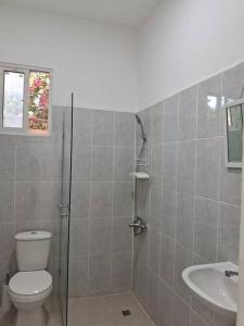 巴尼Casa Zanelli, lugar de paz…的带淋浴、卫生间和盥洗盆的浴室