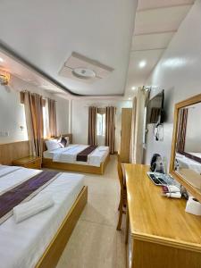 吉婆岛New Way Hotel的酒店客房配有两张床和一张书桌