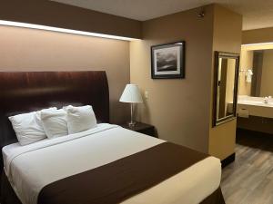 卡利斯佩尔卡利斯比美洲最佳价值客栈的酒店客房设有一张大床和一间浴室。