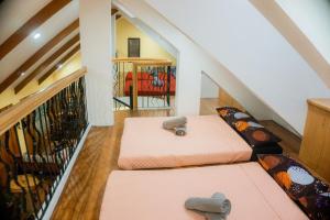 碧瑶Cozy Baguio House - Outlook Drive (DOT accredited)的一间房间,地板上放着两个豆袋