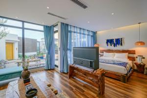 丽江Xisu Garden Inn Lijiang的一间卧室配有一张大床和一台电视。