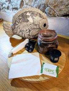 塔斯科·德·阿拉尔孔Casita la adornada的一张木桌,上面有一罐果酱和钱包