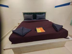 巴加Beach Doorz Place-TBV的一张大床,配有棕色的毯子和枕头