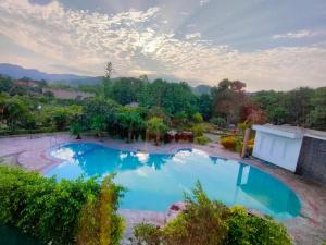 加尔加Corbett Wild Resorts & Spa的享有大型蓝色游泳池的顶部景致