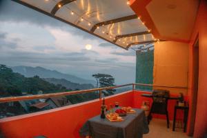 碧瑶Cozy Baguio House - Outlook Drive (DOT accredited)的山景阳台(带桌子)