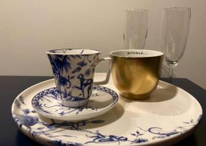 马斯特里赫特Hoeve de Hoge Swaen的茶几上的蓝白咖啡杯和碟子