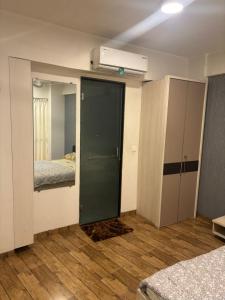 苏拉特Rajhans Belizia JSM的一间卧室设有一扇门,通往一间带两张床的房间