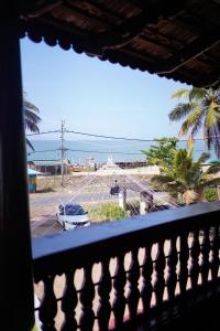 PallipuramTimber Monk Beach Resort的阳台享有停车场的景致。