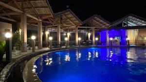 FerrolAnnabel's Resort的夜晚的游泳池,灯光蓝色
