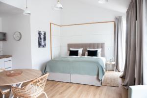 HasbergenModerne neue Apartments zum Wohlfühlen im Boardinghouse bed & butter的白色卧室配有床和桌子