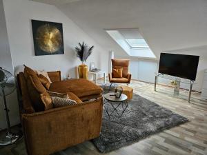科布伦茨Lounge 4 Singleapartment的带沙发和电视的客厅