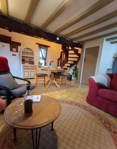 Donnay拉维尔菲尔姆度假屋的客厅配有沙发和桌子