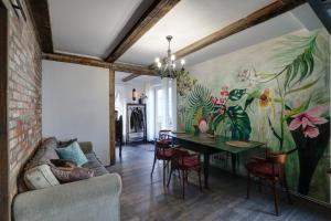 利耶帕亚Frica Ludvika Garden Apartment的客厅配有桌子和墙上的绘画