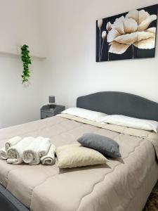 巴勒莫Sant'Oliva28的一间卧室配有一张大床和毛巾