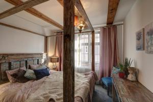 利耶帕亚Frica Ludvika Garden Apartment的一间卧室配有一张木架大床