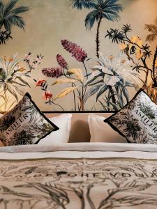 乔治市The Palm Suite@Chusan的一间卧室配有一张带花卉壁纸的床