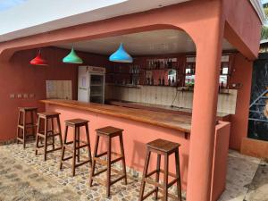 AntsakomboenaVILLA FPC的餐厅内带木凳的酒吧
