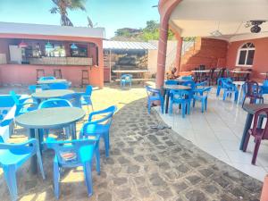 AntsakomboenaVILLA FPC的餐厅内带蓝色桌椅的庭院