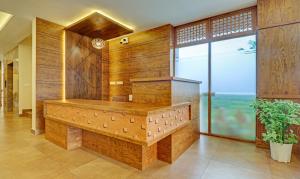 科钦Treebo Trend Golden Terminal Kochi Airport的大型浴室设有木墙和大窗户