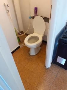 阿尔及尔The Seaview的一间位于客房内的白色卫生间的浴室