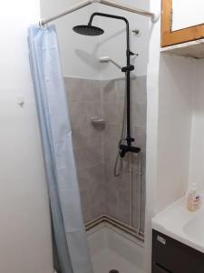 阿尔及尔The Seaview的浴室里设有玻璃门淋浴