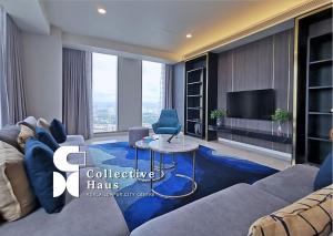 吉隆坡Tropicana Residences Kuala Lumpur by Collective Haus的带沙发和电视的客厅