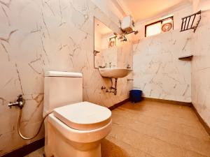 卡兰古特Hotel Shivam Inn - Near Calangute Beach的一间带卫生间和水槽的浴室