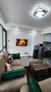 内罗毕Gatundu Heights的客厅配有沙发和墙上的壁炉