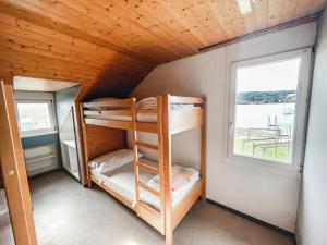 施泰克博恩Strandbad Steckborn mit Herberge, Camping & Glamping的带窗户的客房内的双层床
