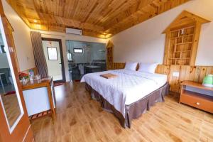 峰牙Restful River Villas的一间卧室设有一张大床和木制天花板