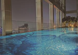 吉隆坡Tropicana Residences Kuala Lumpur by Collective Haus的大楼顶部的大型游泳池