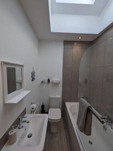 BrockhurstNew Fully equipped 2 bedroom house. Sleeps 6的浴室配有盥洗盆、卫生间和浴缸。