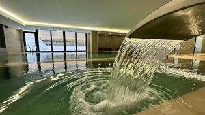 直布罗陀CP Top floor luxury studio with spa and pool的建筑物中央的喷泉