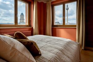 柏林The Charming by Curt Suites的一间卧室设有一张床和美景窗户。