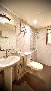 kolkataGEETANJALI REGENCY的浴室配有白色卫生间和盥洗盆。