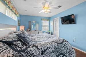 安娜玛丽亚Casa Muratti的蓝色卧室配有床和吊扇