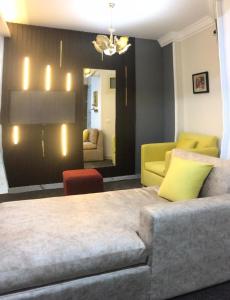 沙姆沙伊赫Naama bay apartment的带沙发和黄色椅子的客厅